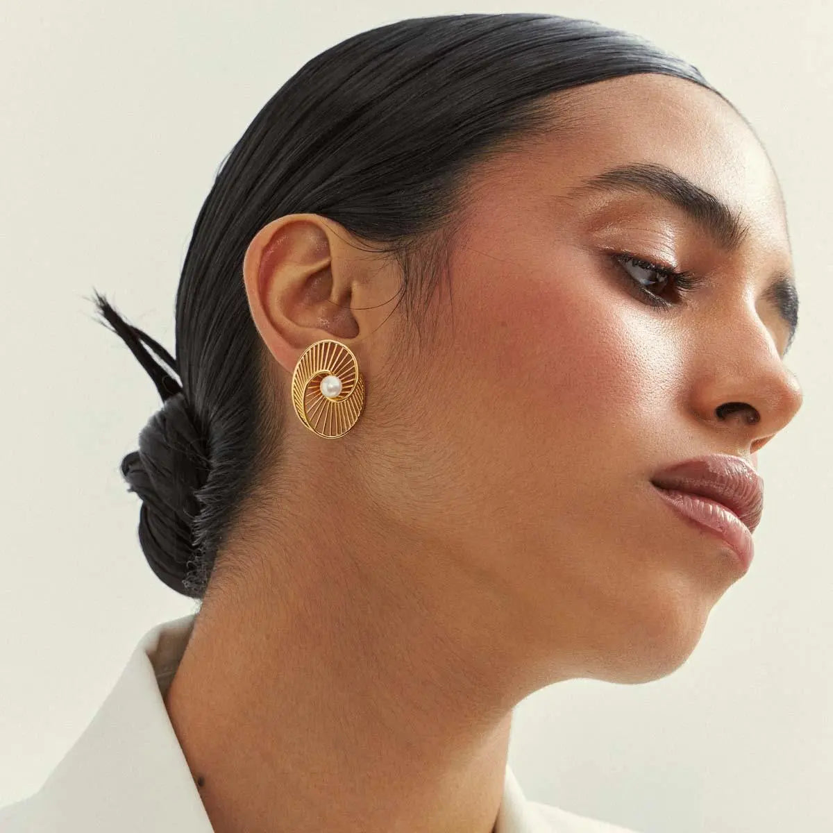 Oval Openwork Earrings with Shell Pearl